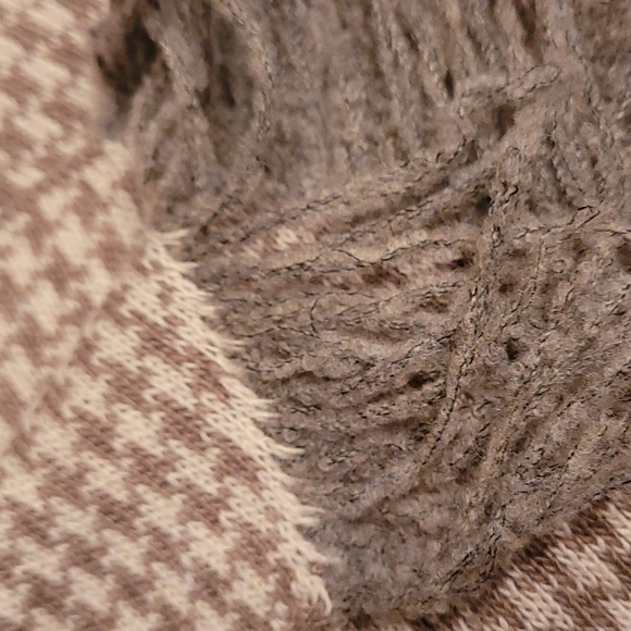 Curling Houndstooth Shawl ~ made in Italy Tan & Off White w/ grayish fringe - Picture 14 of 17